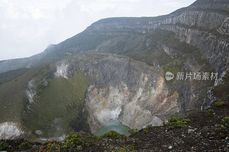 这是基底山的火山口