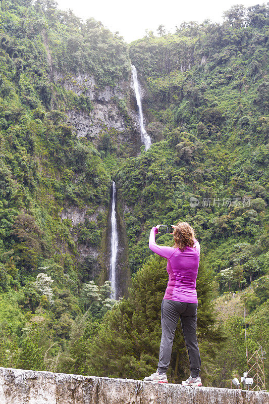 一个成熟的女人在厄瓜多尔雨林旅行