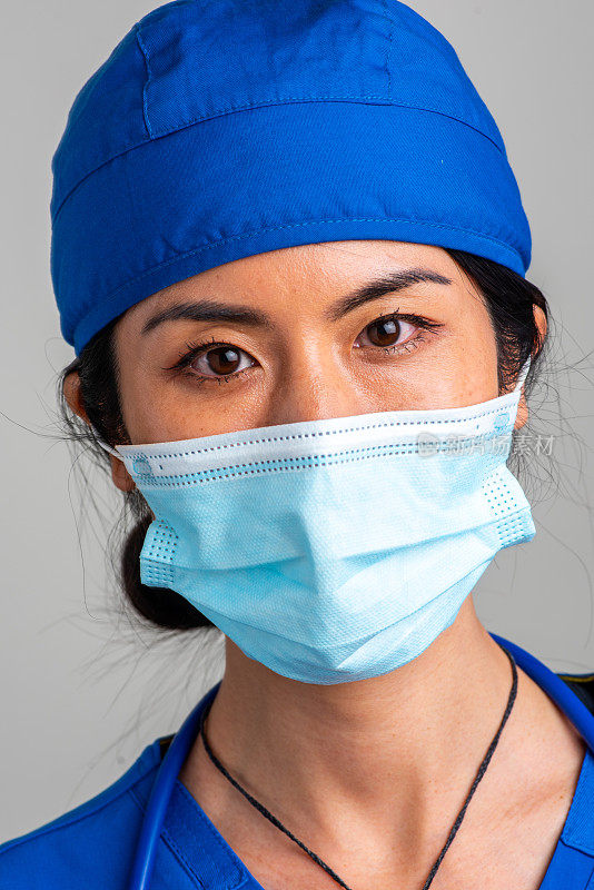 劳累过度、沉思、紧张的亚洲女性医护人员看着镜头