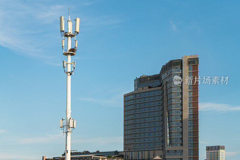 5G信号塔在城市蓝天下
