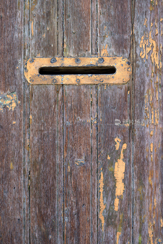 棕色门上的旧信箱