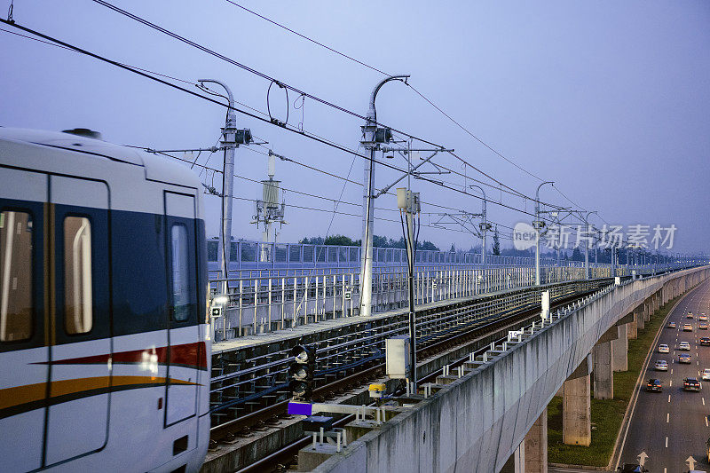 成都，一列高速行驶的火车在黄昏和日落时分拍摄