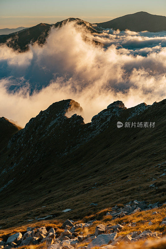 塔特拉山脉和日落的秋景。云朵飘浮于山峰之上