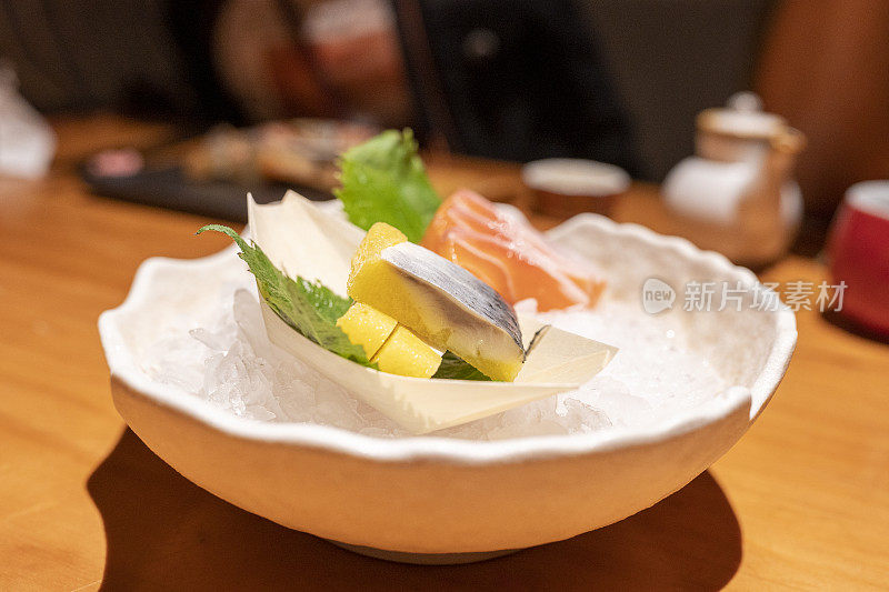 餐厅里的日本生鱼片