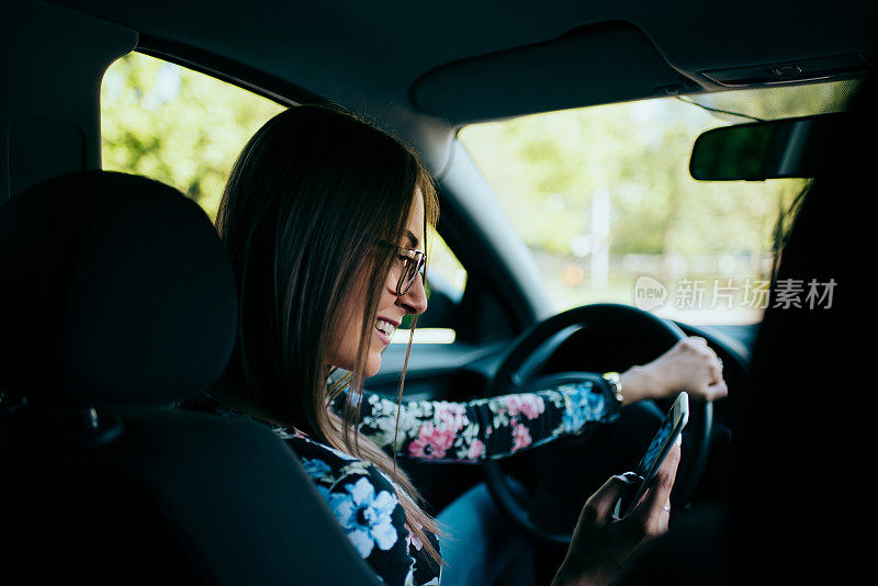 女人开车