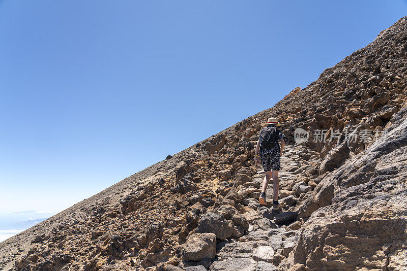 一个小男孩在泰德山顶徒步旅行