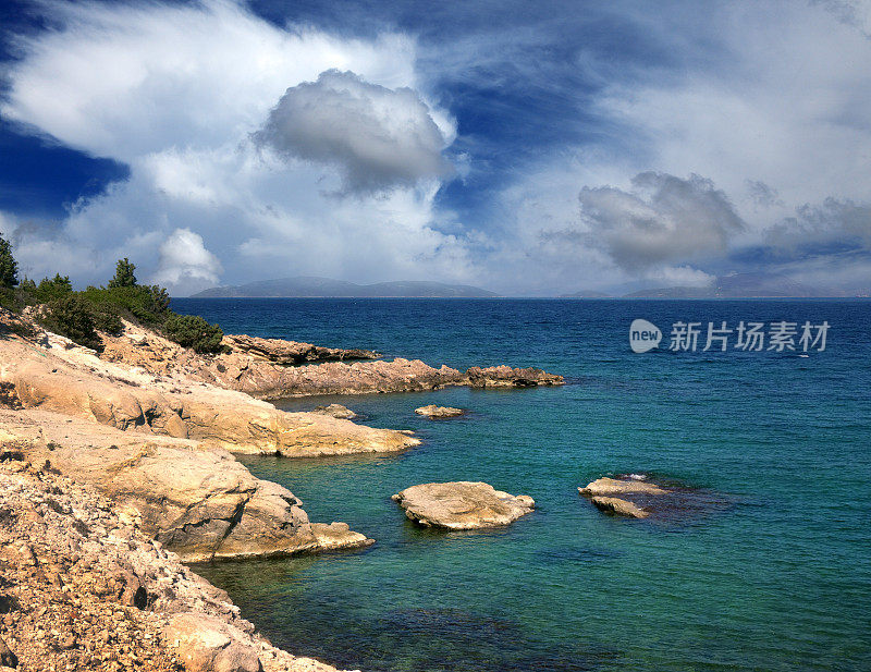 美丽的地中海绿松石色岩石海景，清澈透明的海水