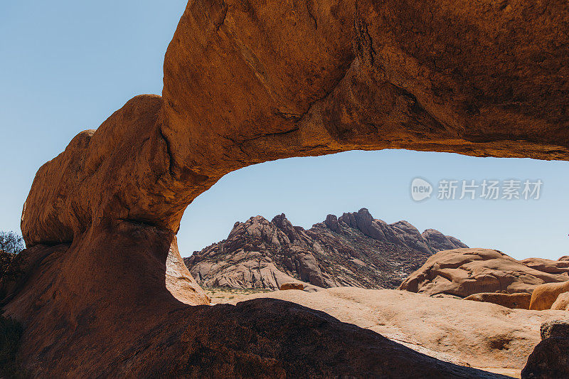 纳米比亚的自然拱门风景与岩石景观的背景