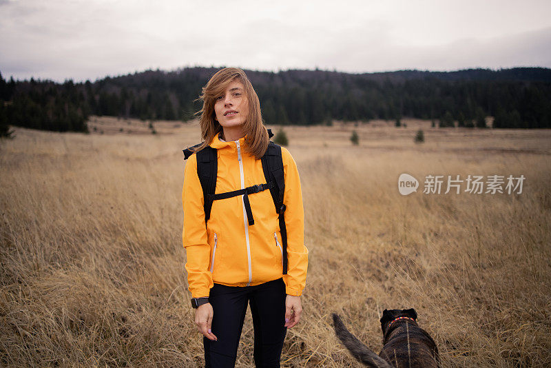 一个中年白人妇女在自然中行走的肖像