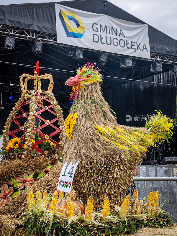 在波兰的卢戈列卡市，丰收节上的一个母鸡形状的装饰。