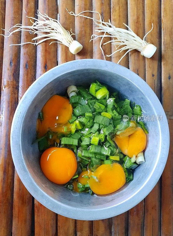 切碎的青蒜、韭菜和鸡蛋-食品准备。