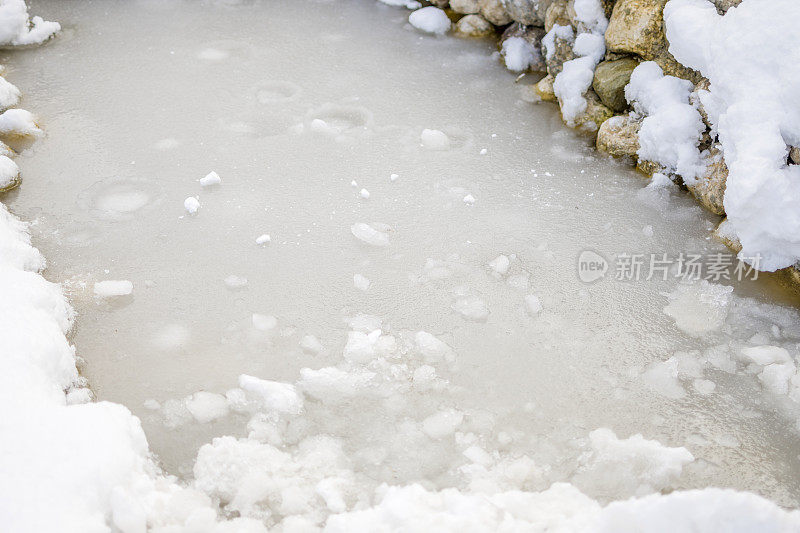 美丽的冬季公园，结冰的水覆盖着雪