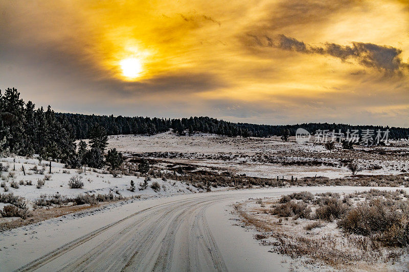 蒙大拿山的夕阳与白雪覆盖的地面