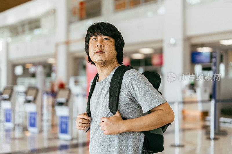 一个年轻人在机场候机楼