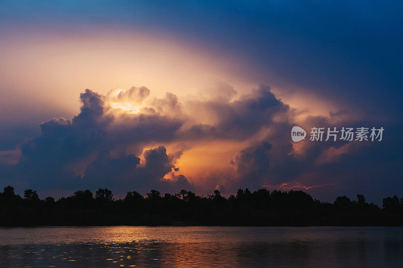 闪电在河流的倒影中闪现。自然灾害。夜晚漆黑戏剧化的天空。可怕的云。危险的天堂。暴风雨天气。夏雨。自然背景。多雨的季节。神秘的景观