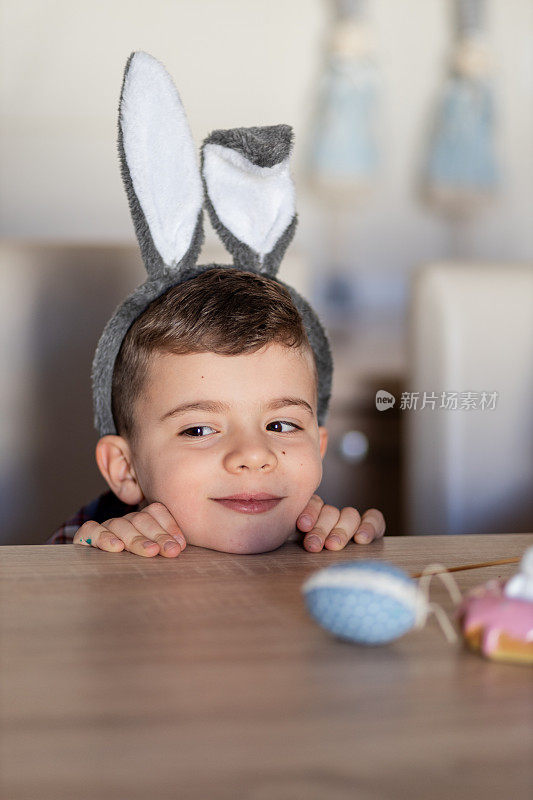 可爱的小男孩戴着复活节兔子耳朵