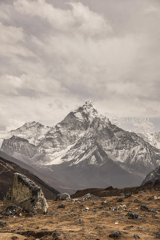 鸟瞰喜马拉雅山，春日美景