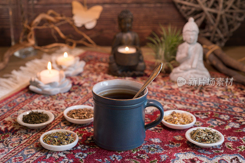 各种茶，杯子和地毯上的佛像