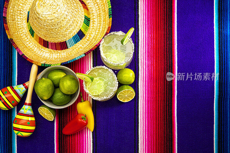 五月五日节快乐，两杯玛格丽塔酒杯放在彩色墨西哥毯子上