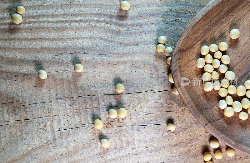 木桌上的大豆