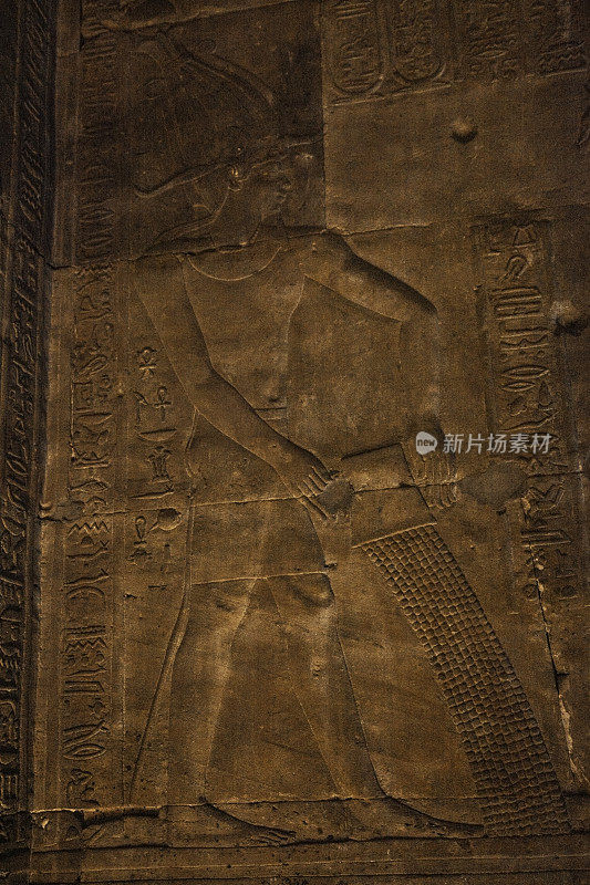 法老在埃及的埃德福的神庙里浇上象形文字的圣水