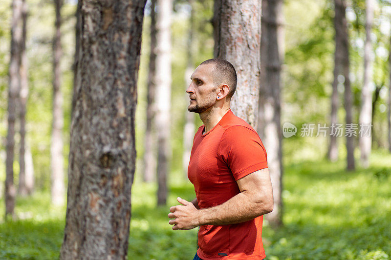 截肢运动员在森林里慢跑