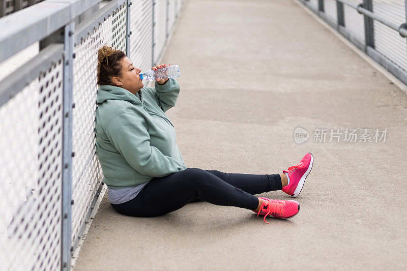 肥胖拉丁妇女在有氧运动后喝水