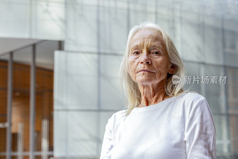 现代都市老年女性肖像，背景与拷贝空间