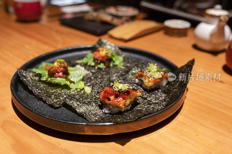 日本餐厅的鳗鱼和鲑鱼卷