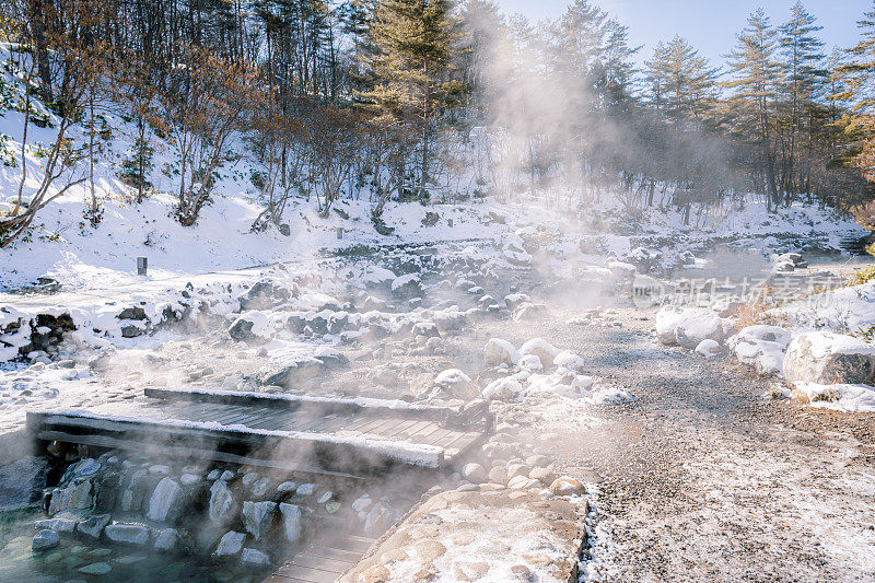 白雪覆盖的温泉村是冬天去日本旅游的好去处。