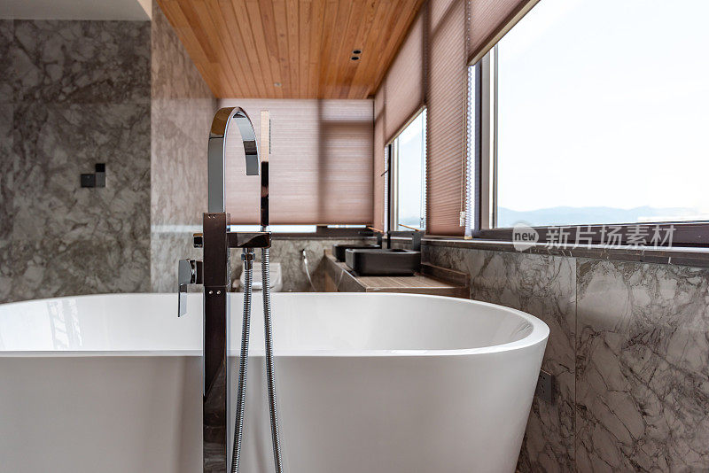 现代家居简约大气的浴室浴缸
