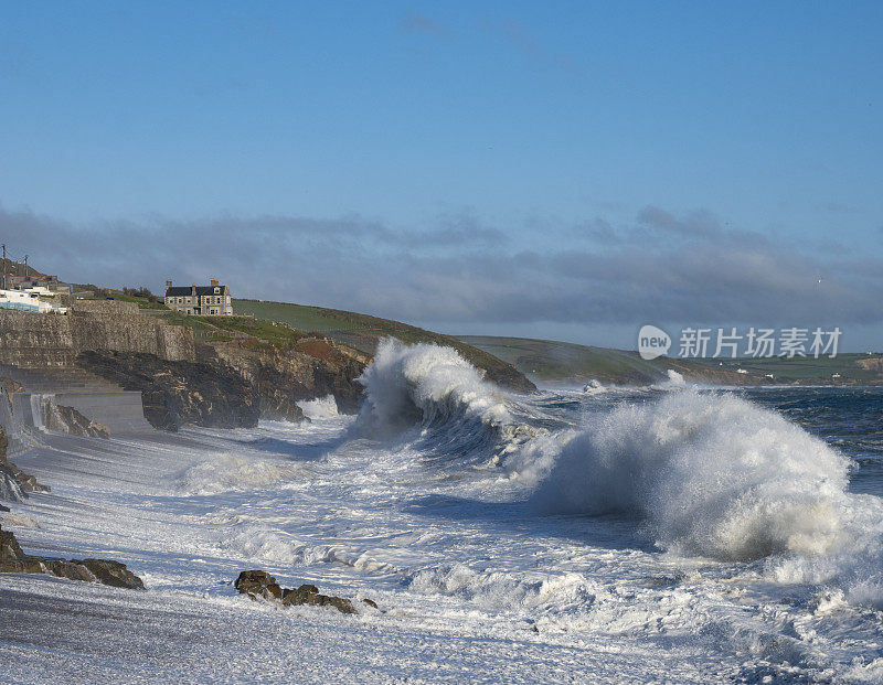 在英国康沃尔的波斯利文海滩上，暴风雨巨浪袭来