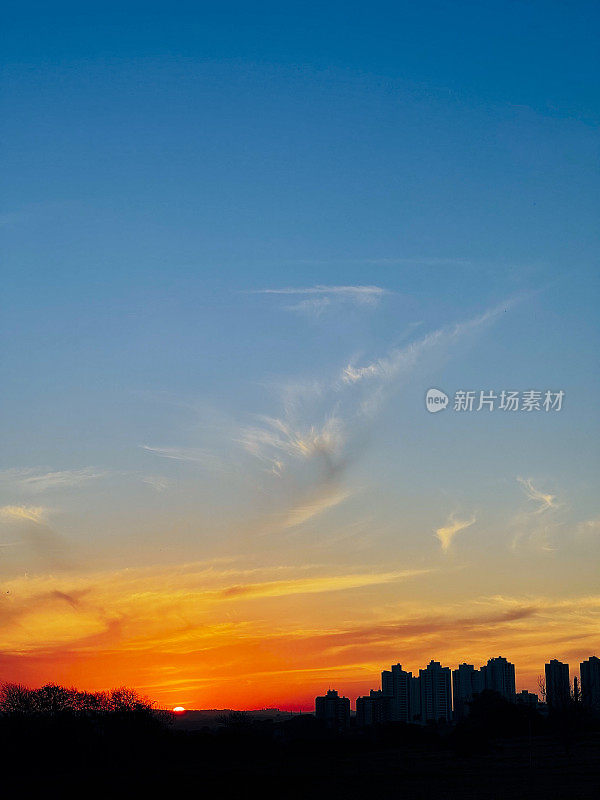 夏日清晨，太阳冉冉升起。