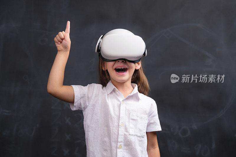 回到学校理念，快乐微笑的儿童学生使用VR设备参加远程教育