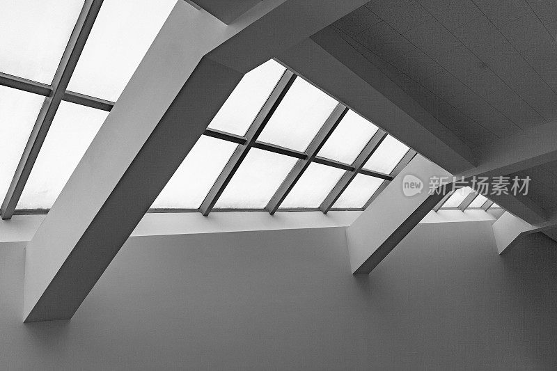 天窗:一排允许阳光射入的倾斜天窗