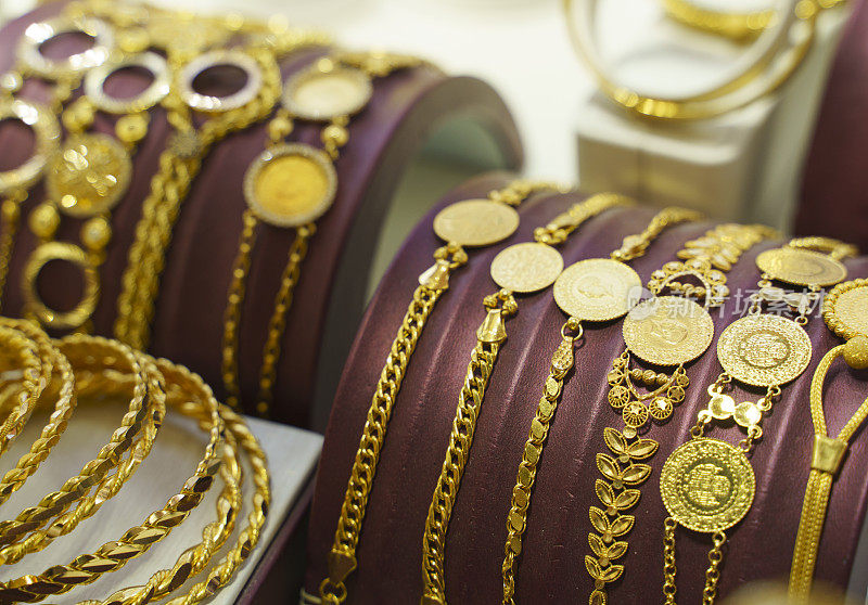 大群黄金手镯陈列在珠宝首饰上
