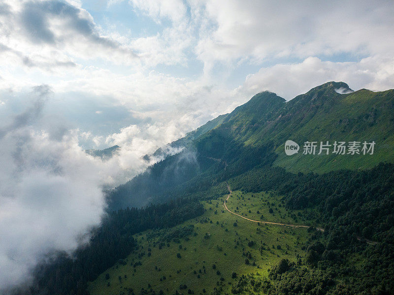 引人注目的风景，云雾笼罩着山间的山谷