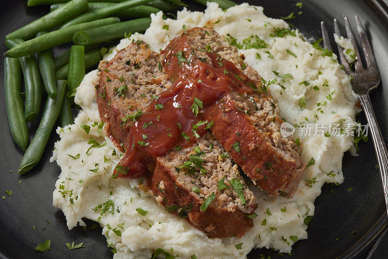 湿火鸡和菠菜肉饼