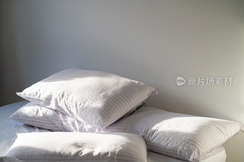 白色的枕头散落在床上