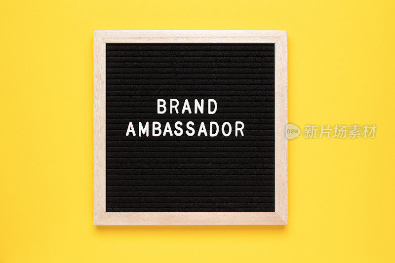 品牌大使文字在黄色背景的白板上