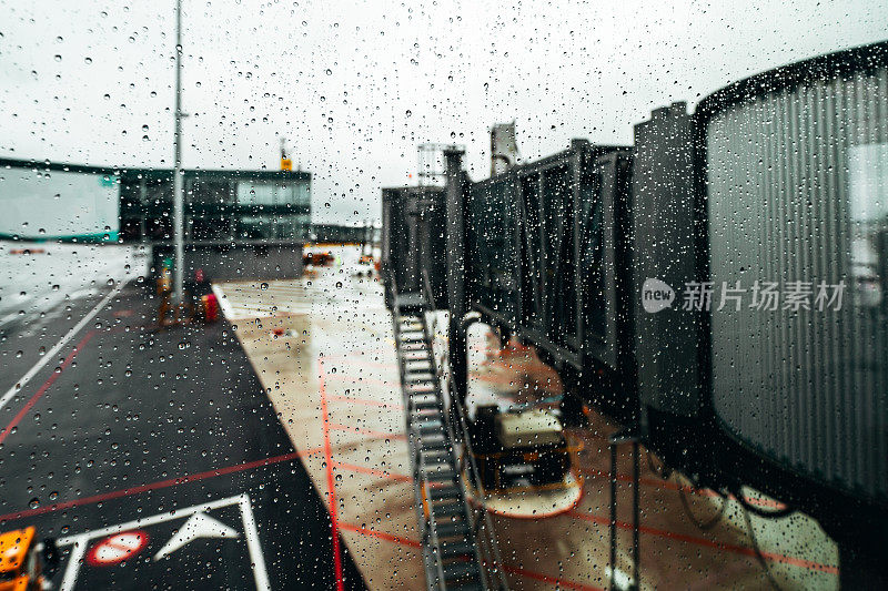 雨天乘客登机桥