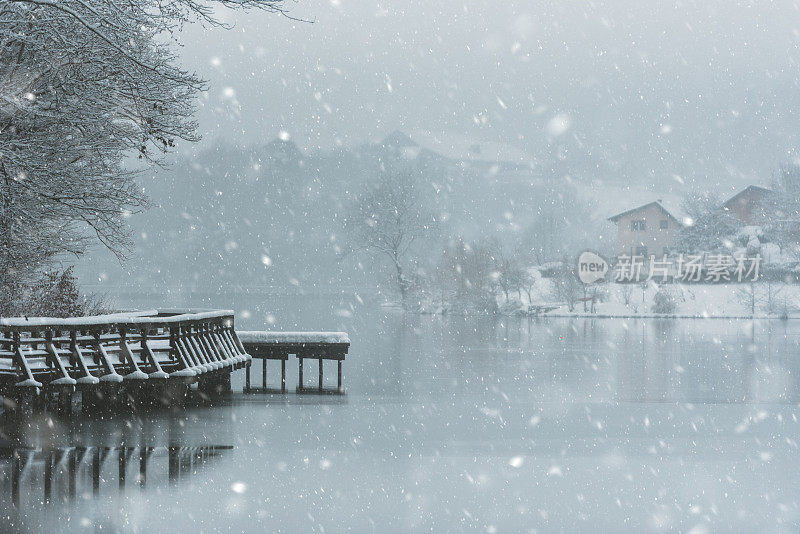 湖边正在下雪