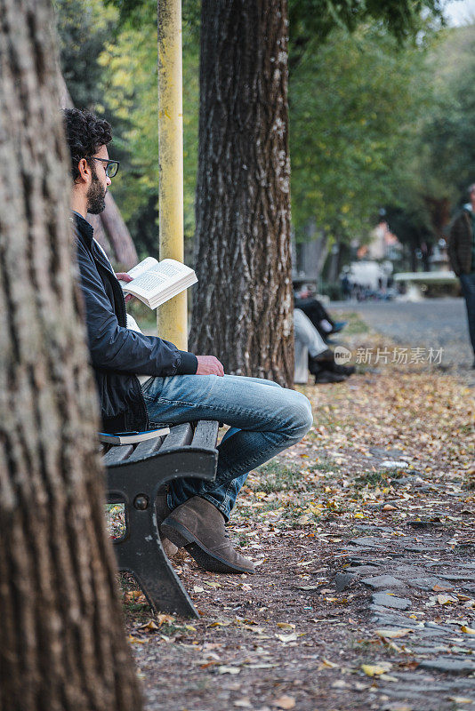 一个男人在公园里看书