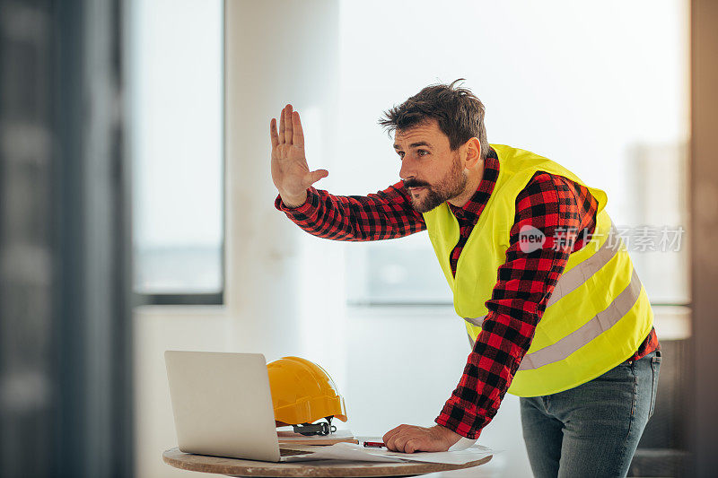 建筑师向建筑工人问好