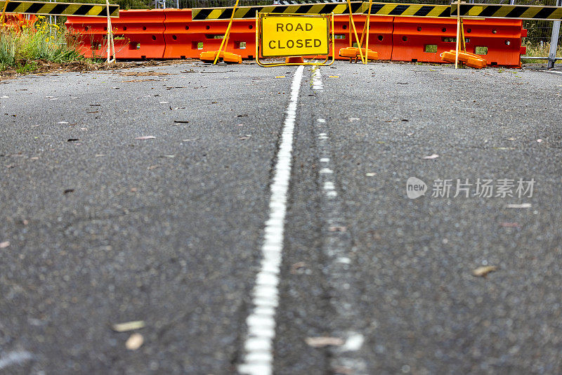 标志道路封闭与交通障碍在空旷的道路，背景与复制空间