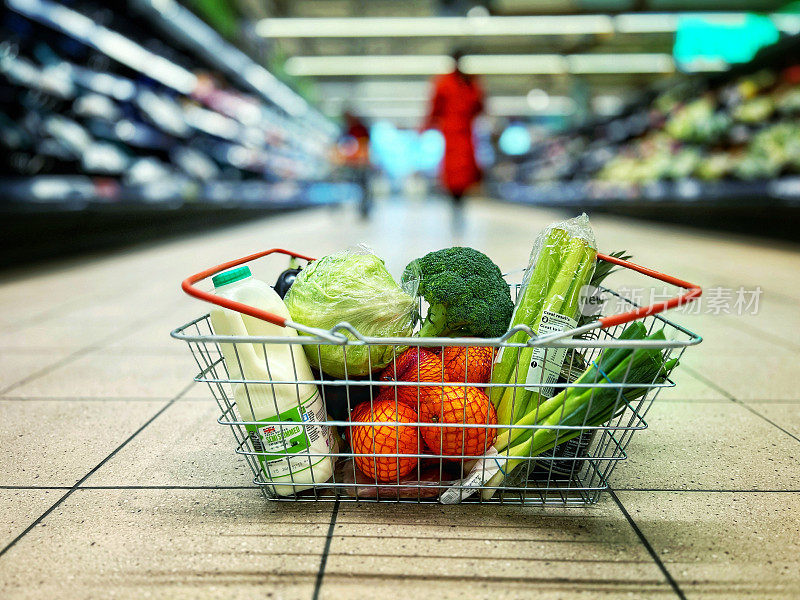 超市过道里装满健康食品的购物篮