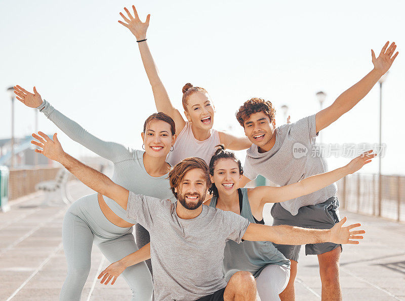 快乐的户外健身朋友肖像，社区或团队与乐趣兴奋的能量放松后，运动或训练。获胜者，团队建设和人们在有氧马拉松跑完后庆祝