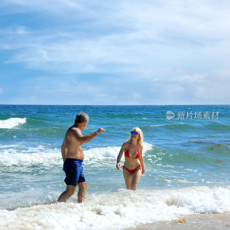 美丽的快乐的男人和女人夫妇享受新鲜的热带海滩假期