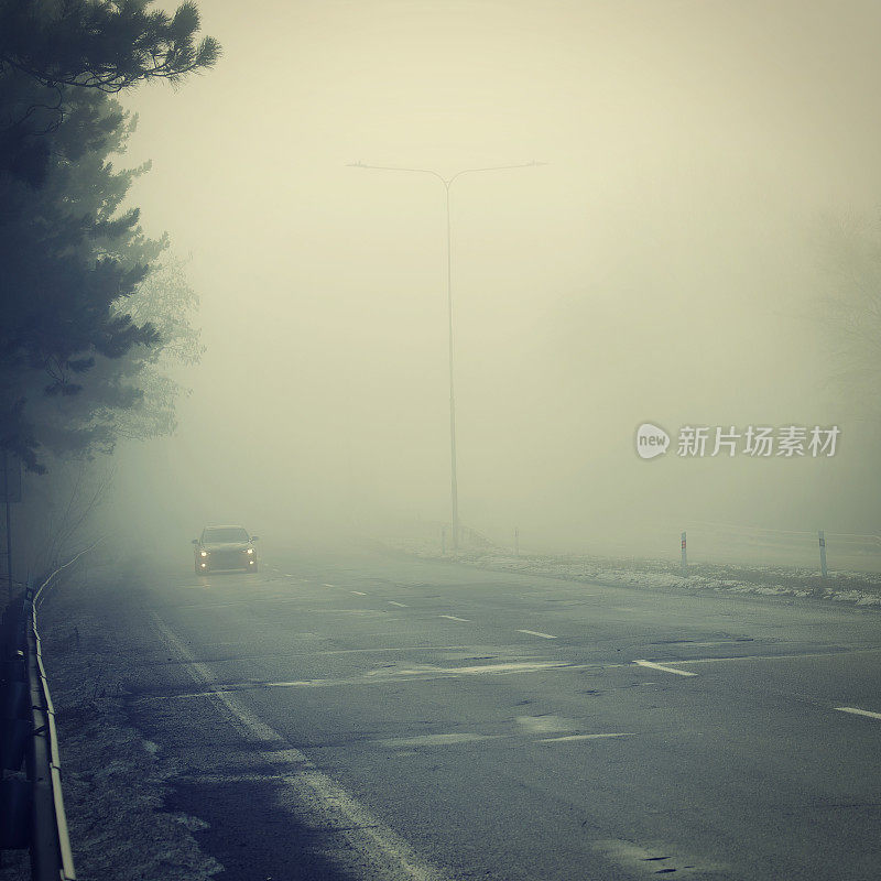 恶劣天气驾车——大雾弥漫的乡村道路。Motorway—道路交通。冬天的时间。