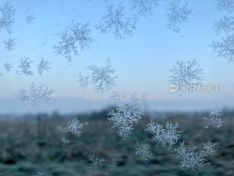 雪花，自然而寒冷